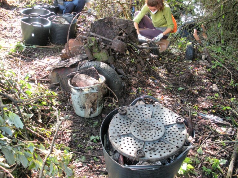 augas de galicia sanciona aos veciños por limpar o río