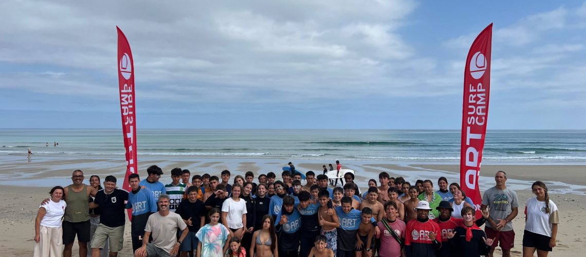 Manu Lourenzo e Charo Bouzón de visita ao campamento de Razo
