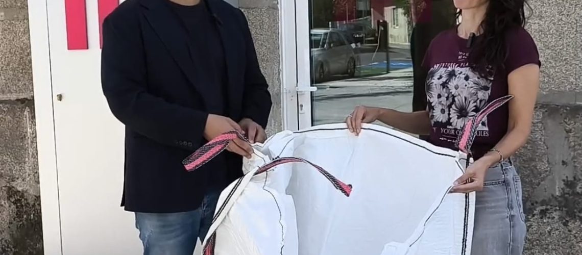 Manu Lourenzo e Eva Alonso coa bolsa para a recollida de poda 02