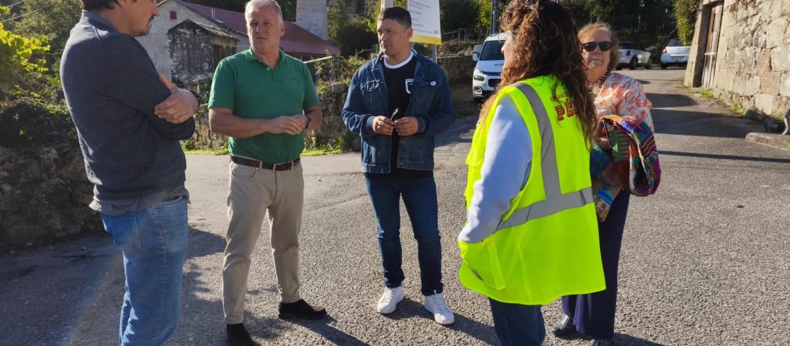 Manu Lourenzo na compaña do enxeñeiro de InfoUrban e da empresa Construcciones Pérez nunha das zonas da humanización Val-Sobral