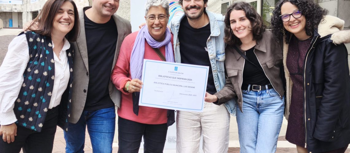 Patricia R. Saavedra, Manu Lourenzo, Mar, Diego, Raque e Silvia Cernadas co premio