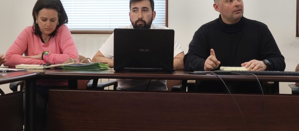 Xs concelleirxs Rosana Comesaña e Diego Moreira e o alcalde Manu Lourenzo no último pleno de Soutomaior