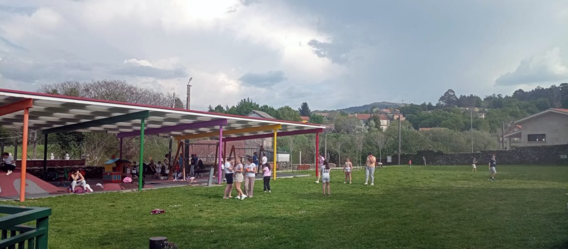 Zona verde e parque infantil fornelos