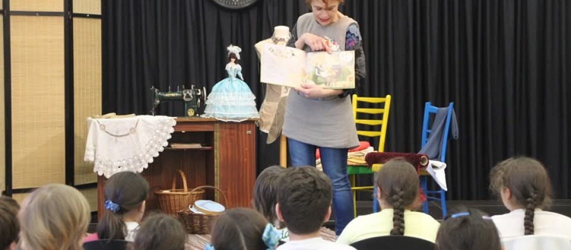 a hora do conto na Biblioteca Luís Seane