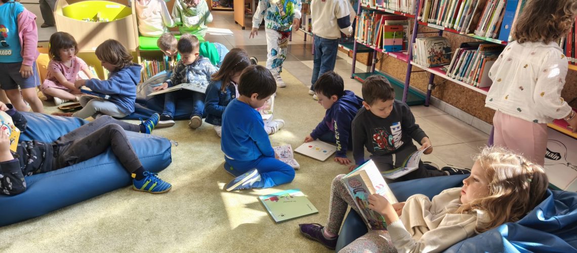 nenas e nenos lendo na Biblioteca 01