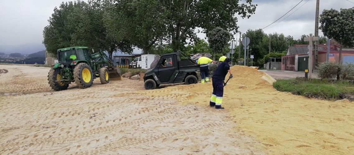 retirada de algas en Cesantes