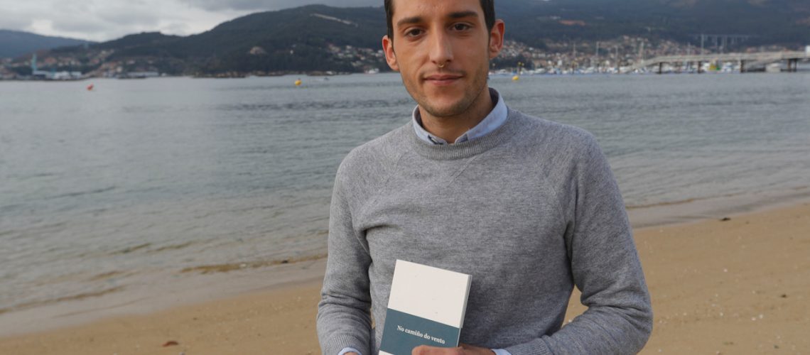 R.Grobas. Joshua, con el libro de poesía de su madre, asesinada en una explosión en Chapela.